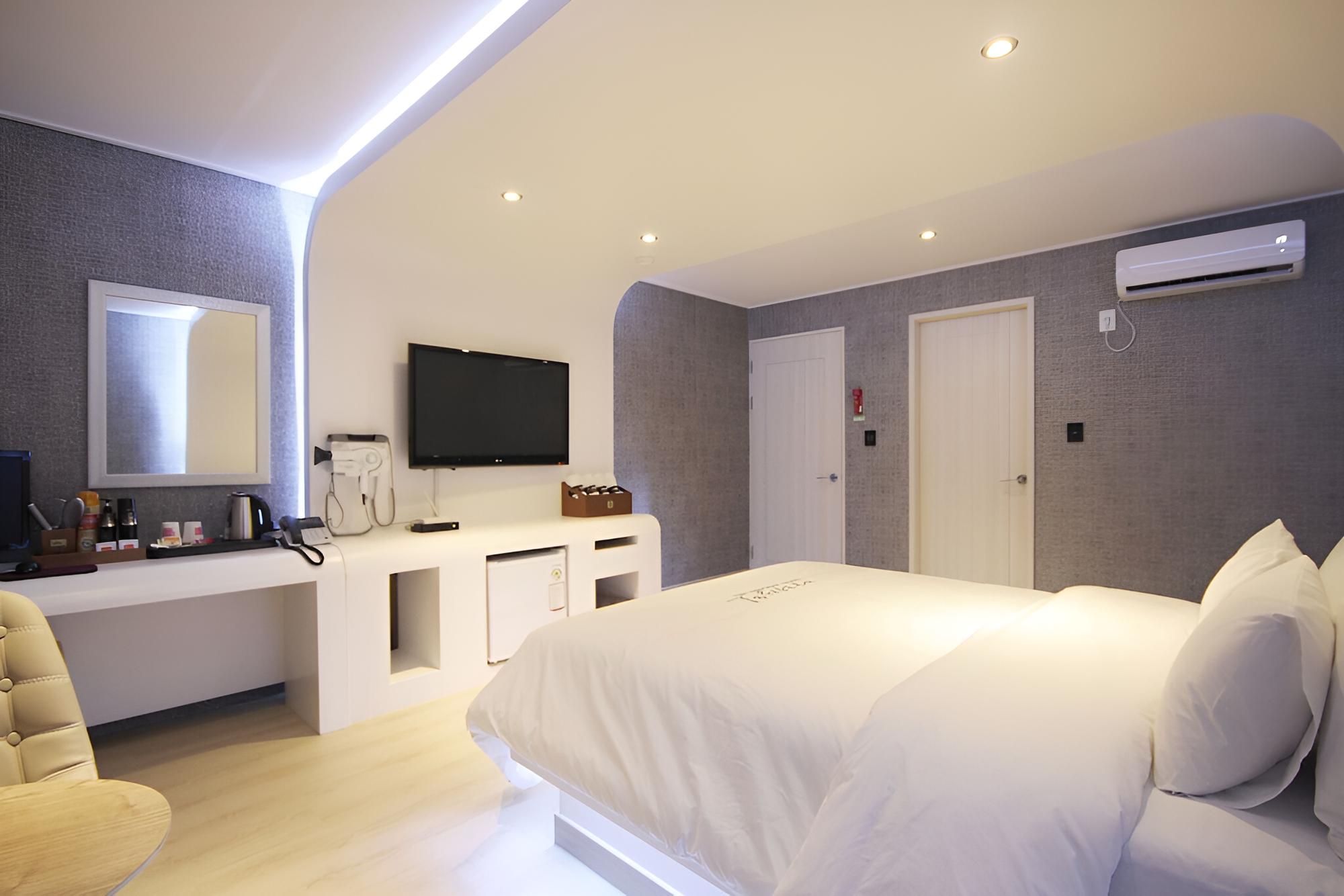 Room (Standard Room) - Photo 3
