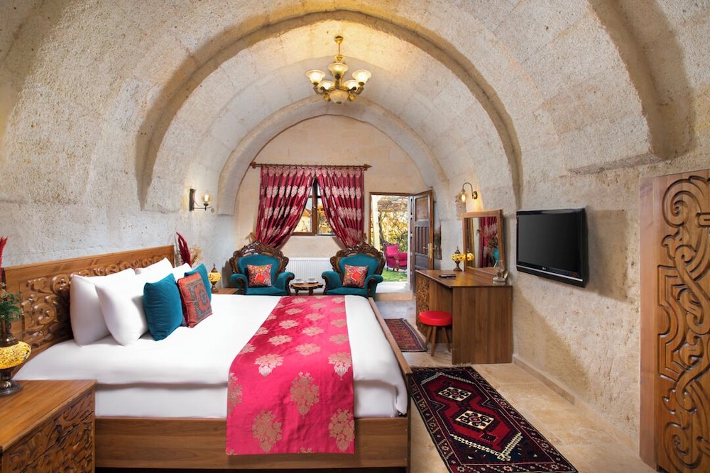 Deluxe Suite with Pool - Photo 2
