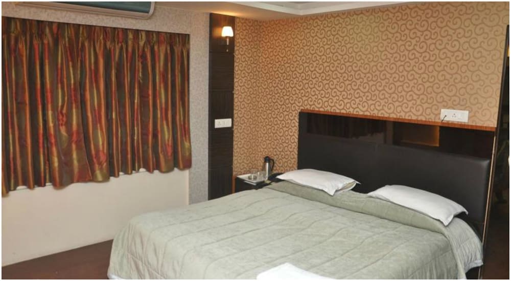 Room - Photo 3