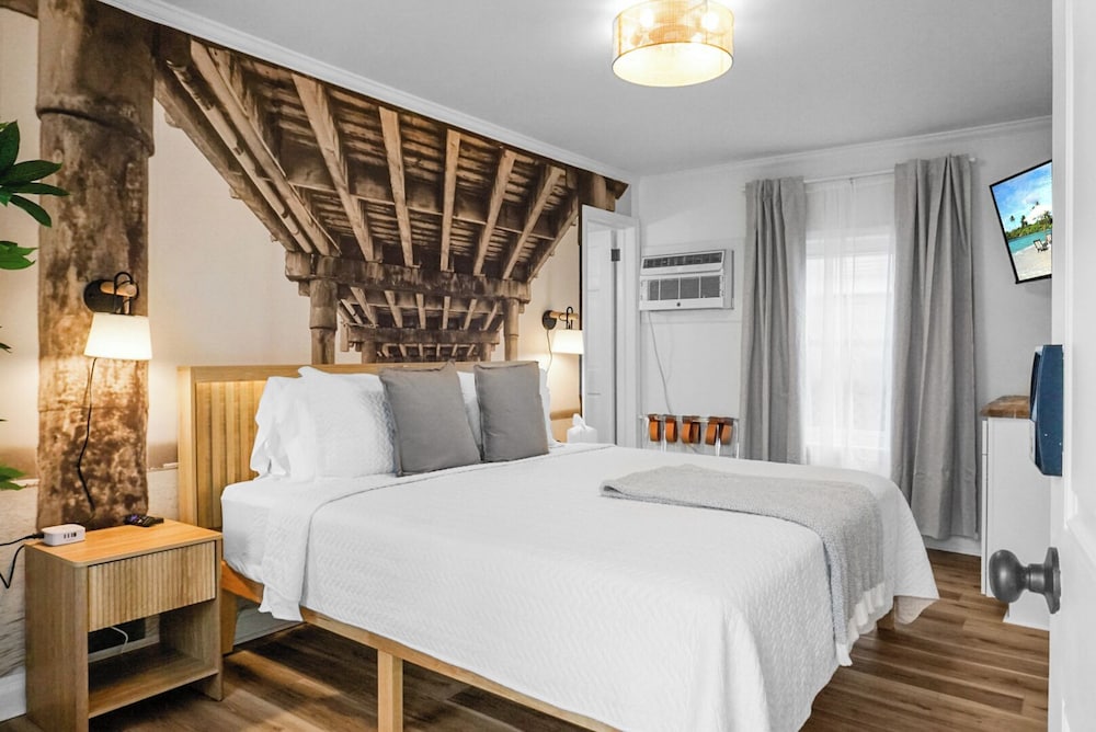 Comfort Single Room, 1 King Bed, Non Smoking, Pool View