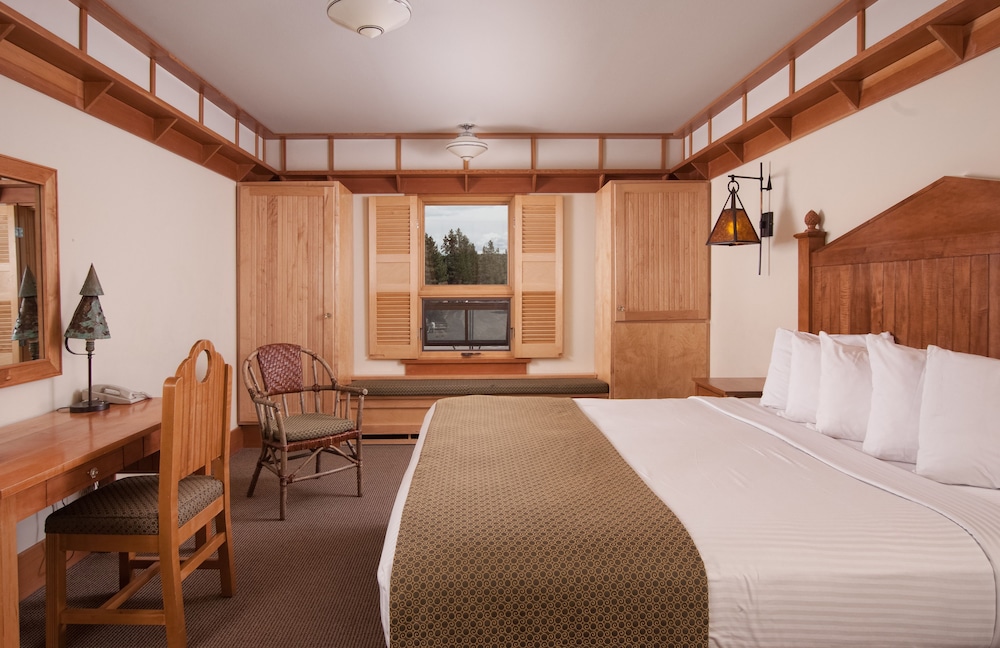 Deluxe Lodge Room 1 King photo 1