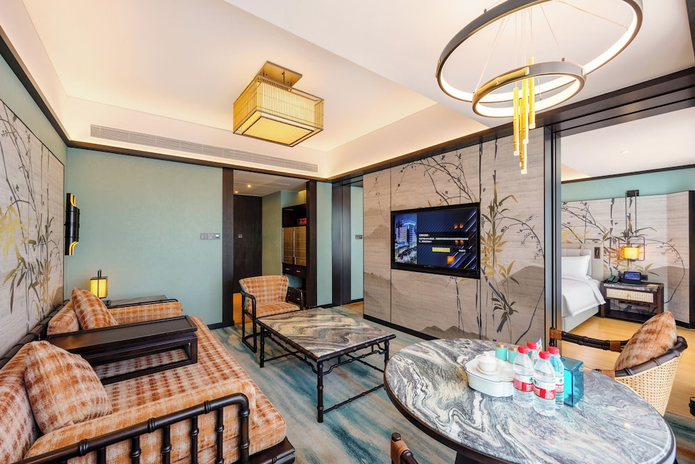 Executive Suite, 1 King Bed, Non Smoking, City View