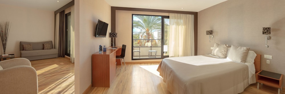 Junior Suite, Balcony (3 Adults and 1 Child) photo 3