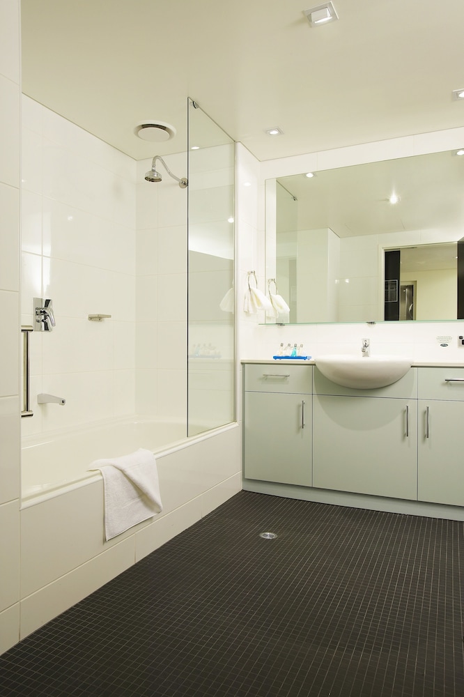 One Bedroom Premier Apartment King - Photo 11