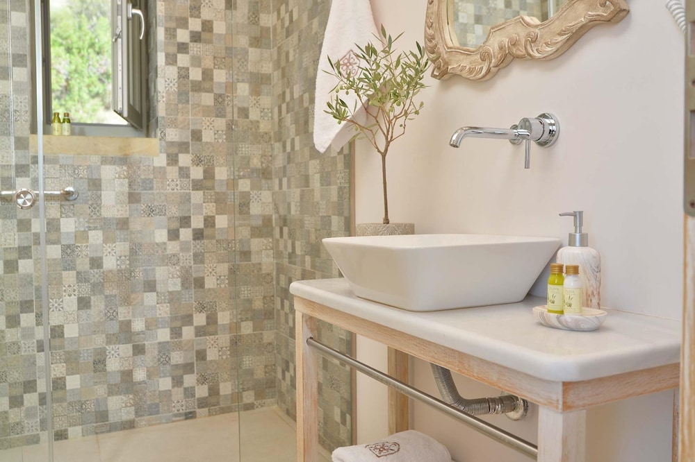 Deluxe Suite, Sea View - Photo 11