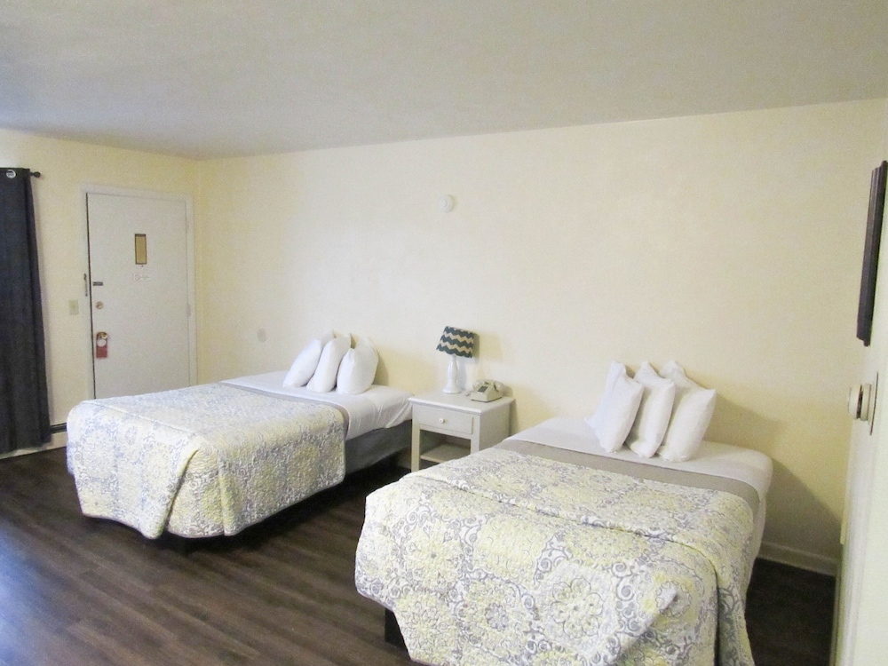 Basic Room, 2 Double Beds (Pet Friendly) photo 1