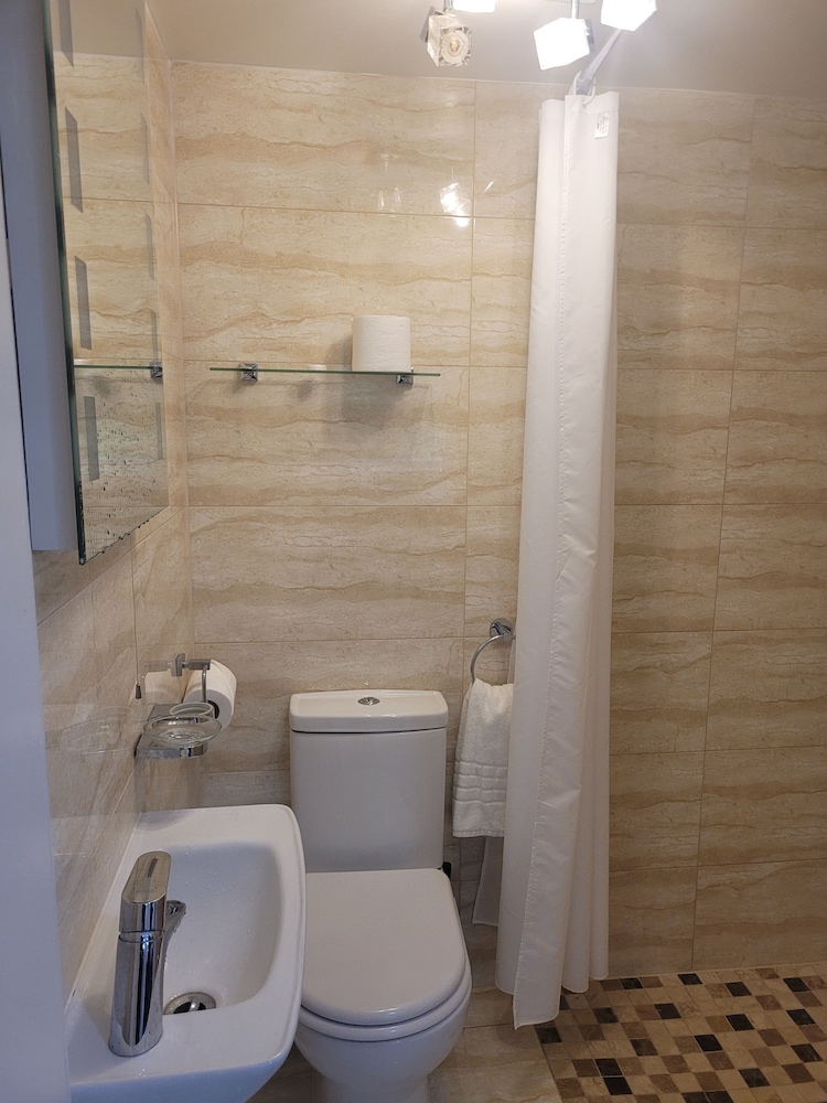 Quadruple Room Ensuite photo 2
