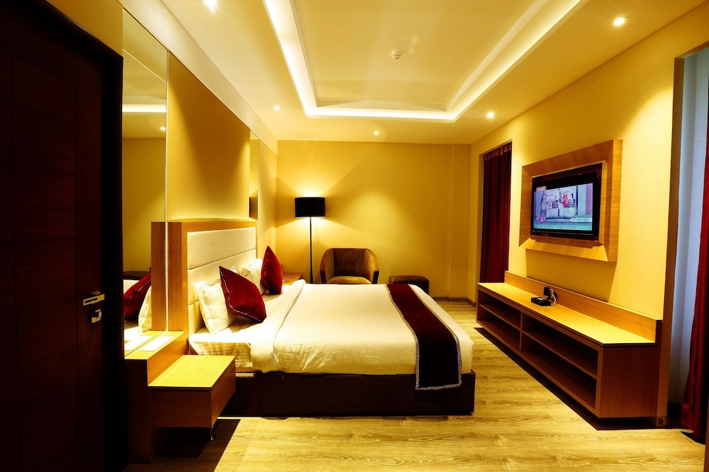 Luxury Suite, 1 King Bed, Park View