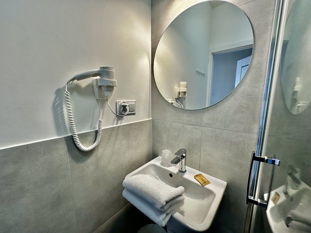 Deluxe Double Room - Photo 13