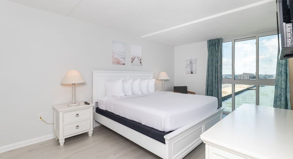 Premium Condo, 2 Bedrooms, Balcony, Bay View