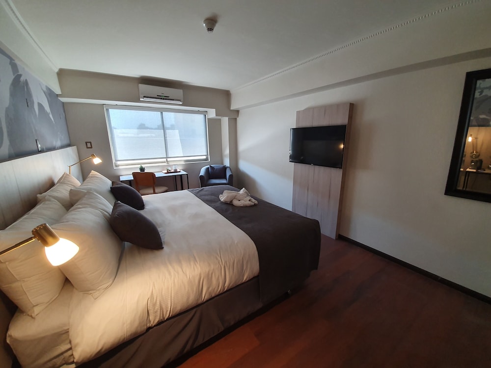 Junior Suite, 1 King Bed, City View — the supplier's photographs — photo 3