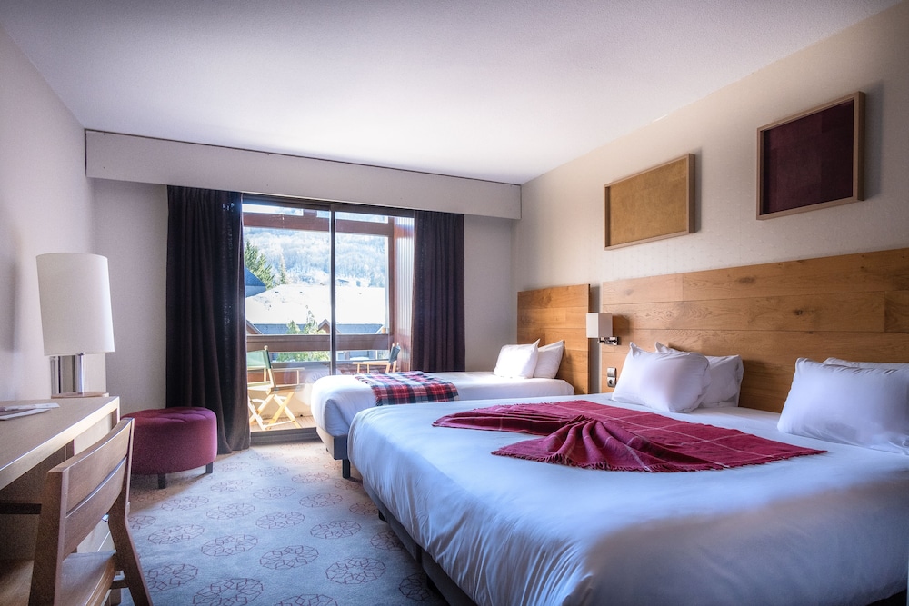 Standard Room, Multiple Beds, Balcony (1 double bed, 1 single bed) - Photo 2