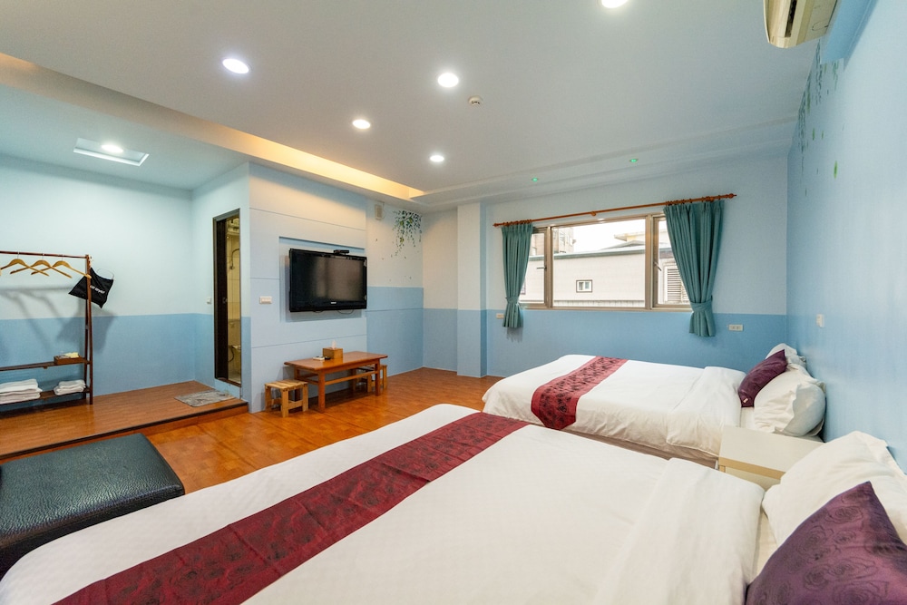 Basic Quadruple Room, 2 Queen Beds photo 2