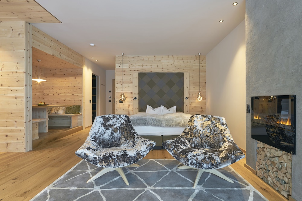 Luxury Suite, Poolside