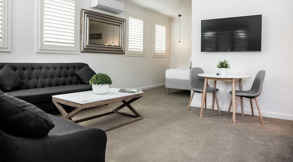 Studio Apartment Twin Queen