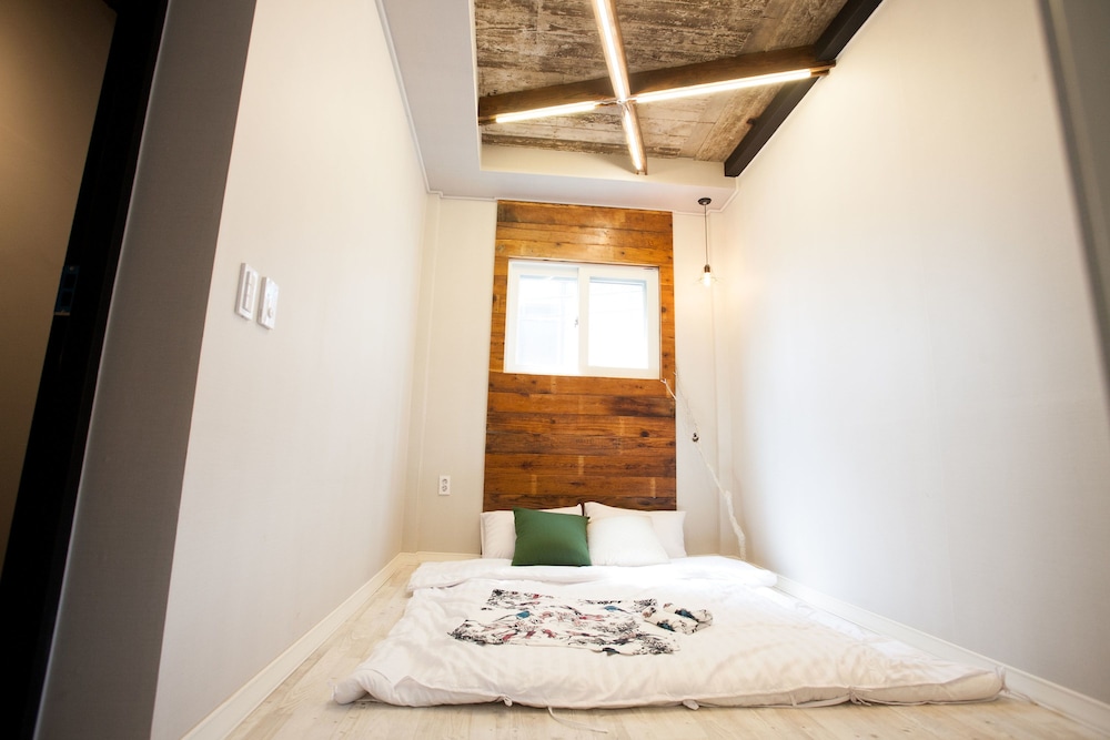 Room 202 photo 1