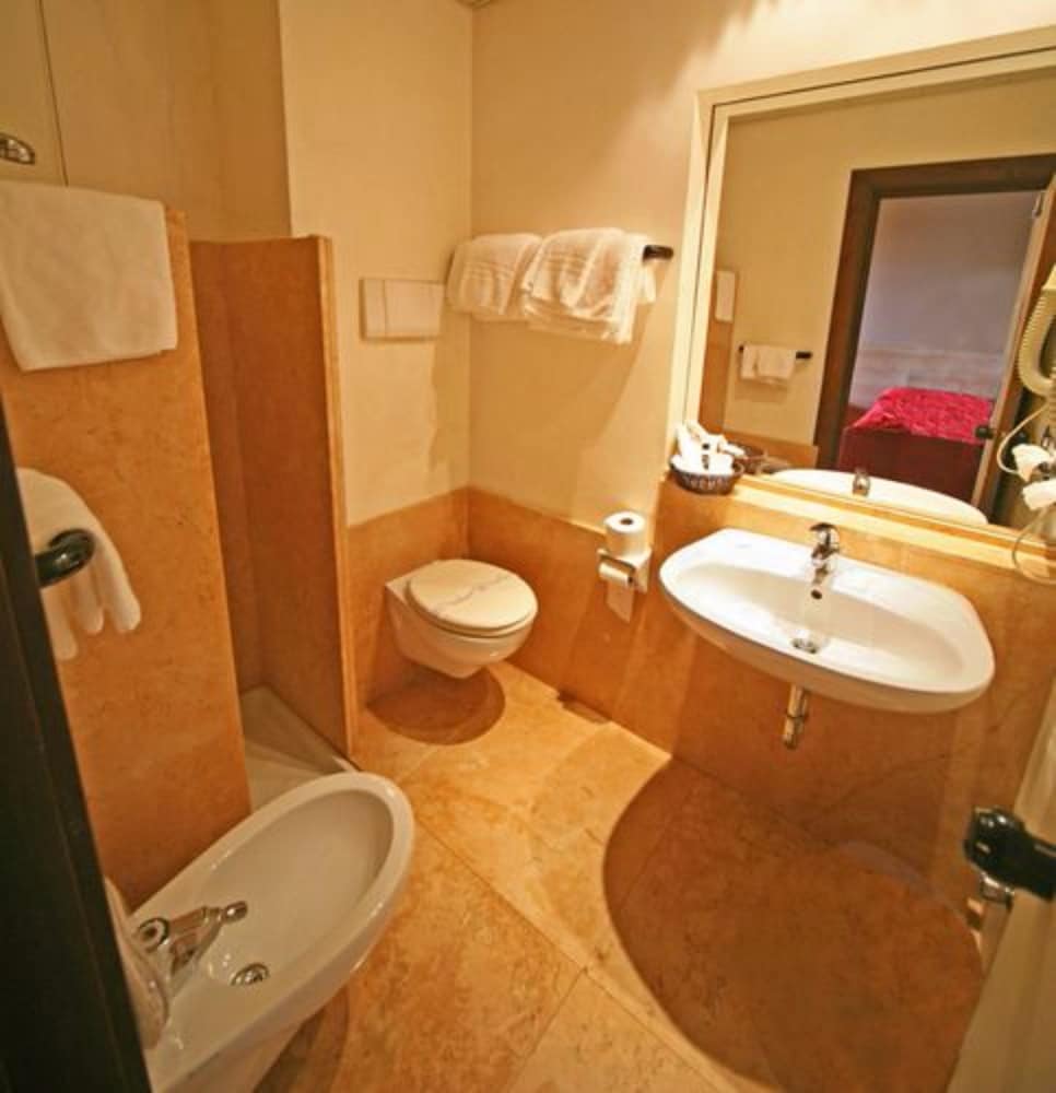 Deluxe Room - Photo 5