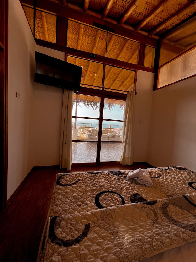 Exclusive Triple Room, Mixed Dorm, Ensuite, Partial Ocean View photo 3