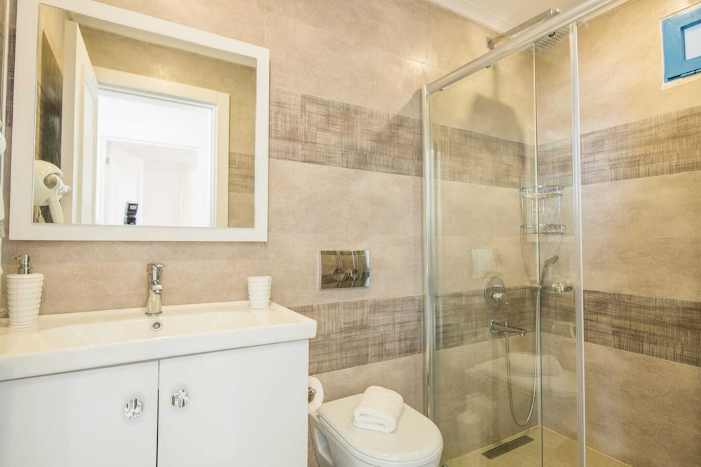 Standard Suite, Sea View - Photo 4