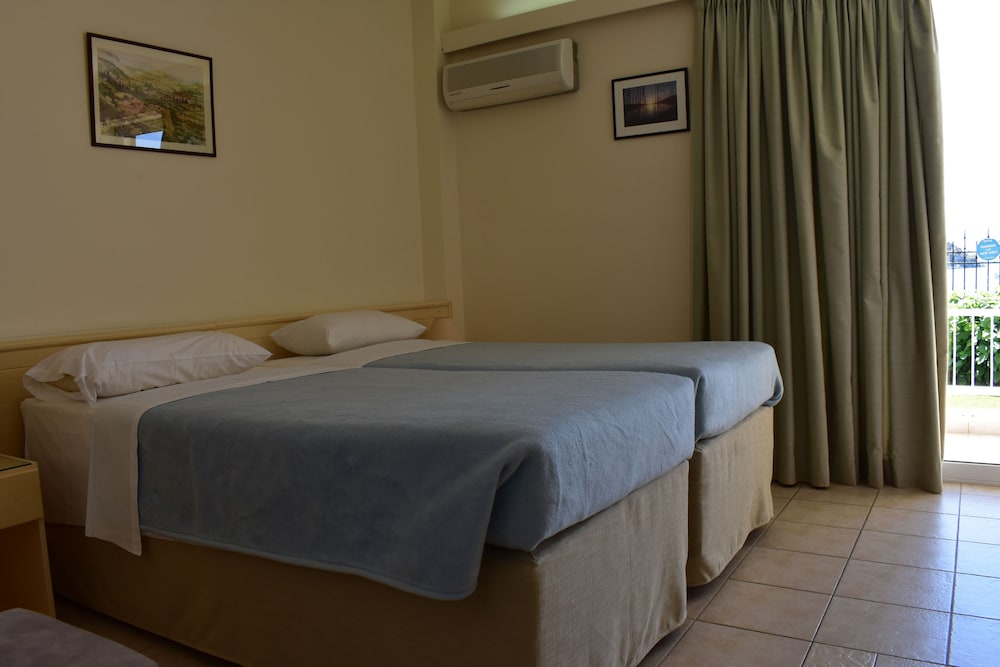 Classic Double or Twin Room, Sea View (with Private Garden) - Photo 7