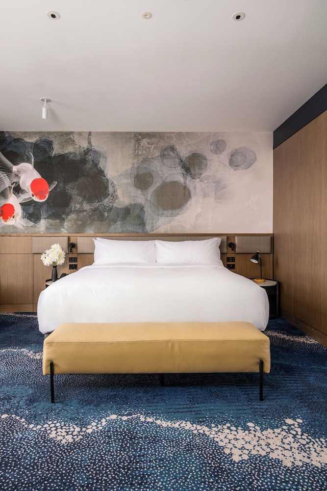 Deluxe Room, 1 King Bed photo 2