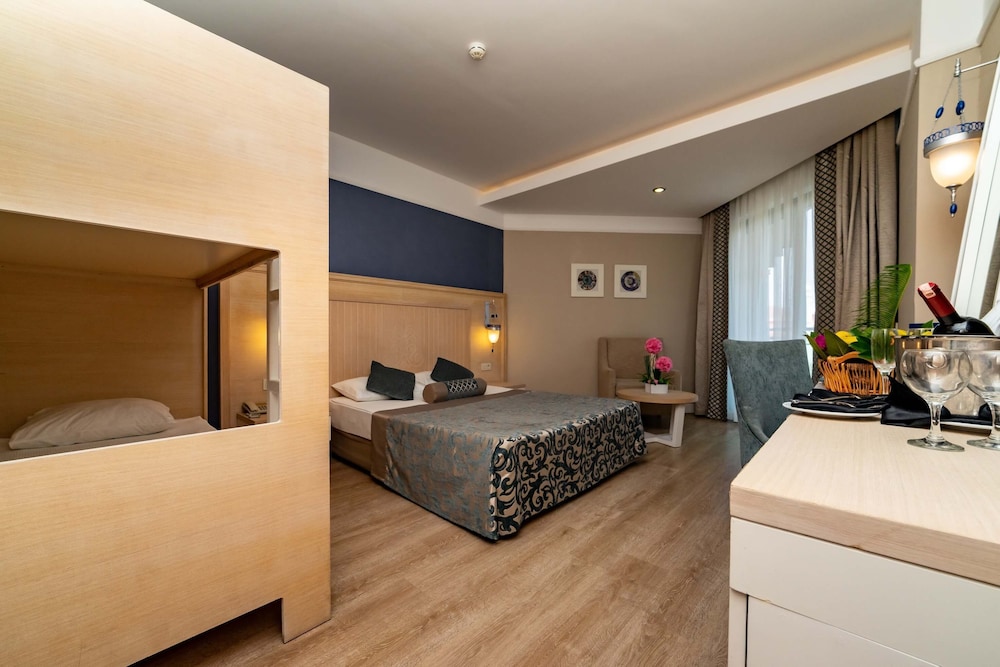 Superior Quadruple Room (with Bunk Bed) photo 3
