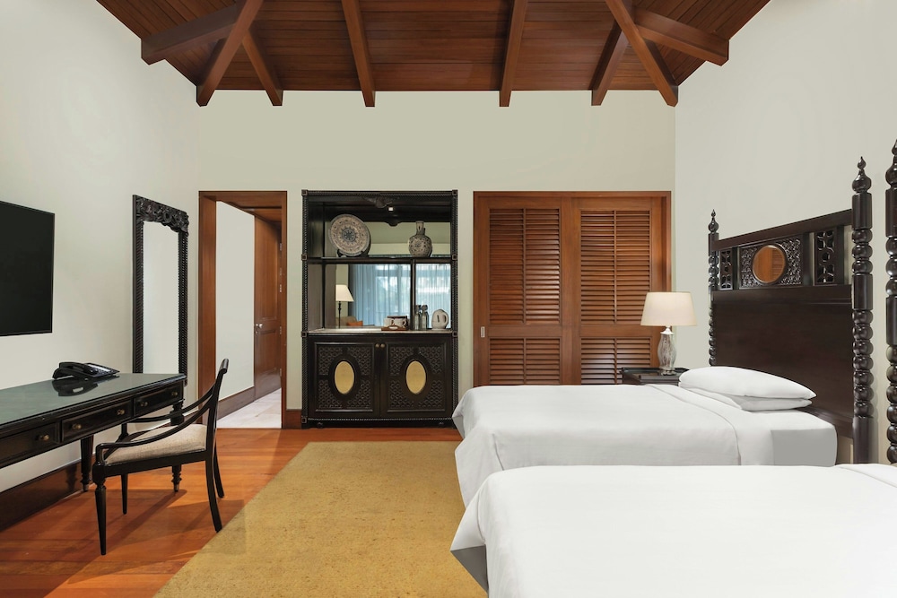 Room, Pool View - Photo 5