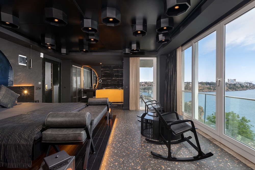 Black Deluxe Room (Jacuzzi and Sauna)