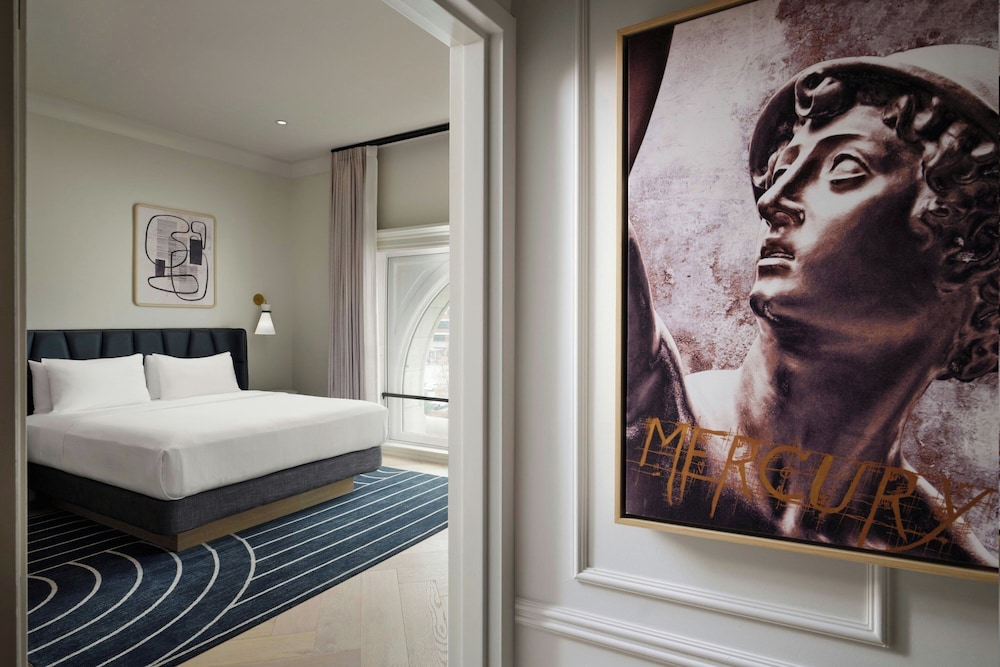 Suite with One King Bed (Non Smoking)
