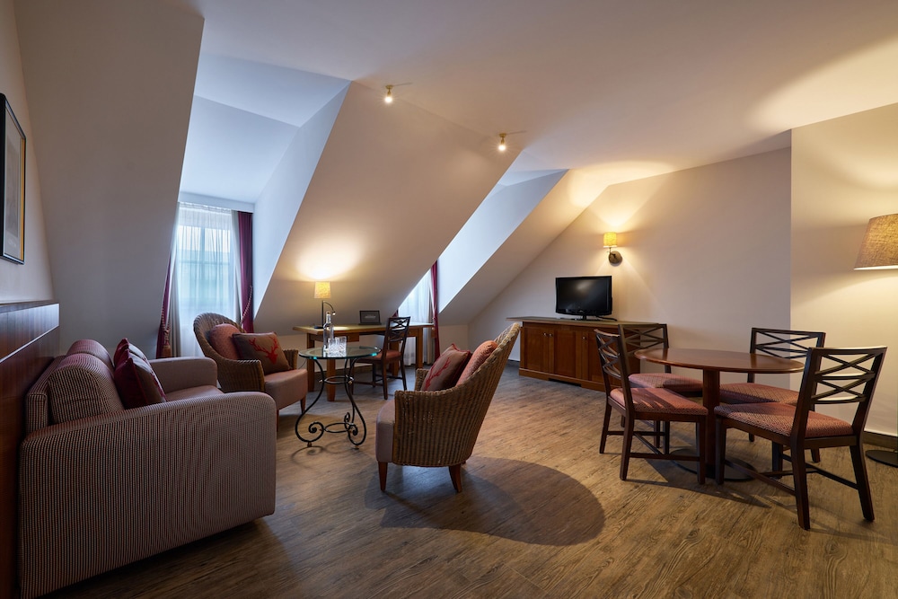 Family Suite, 2 Bedrooms, Garden View photo 3