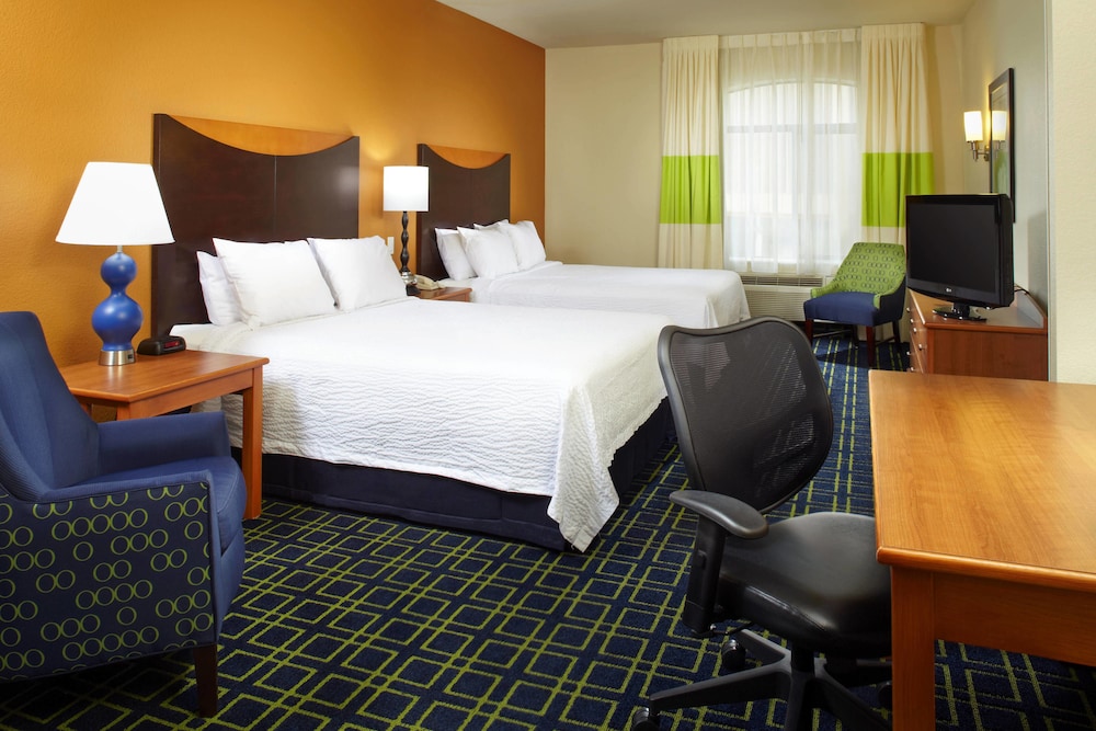 Suite, Multiple Beds (Mobility/Hearing Accessible, Tub)