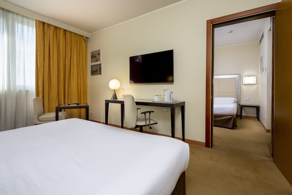 Standard Room, Multiple Beds - Photo 1