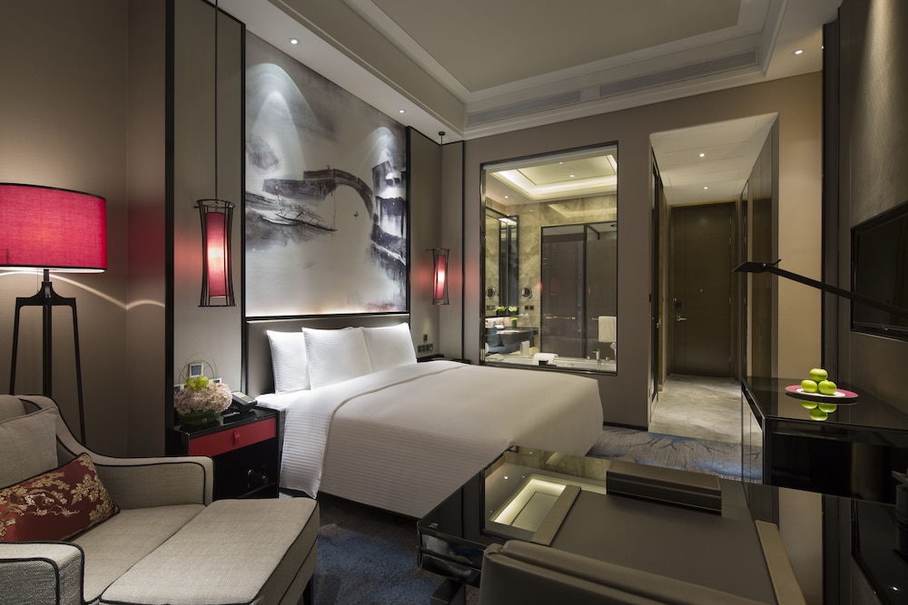 Deluxe King Room with River View photo 3