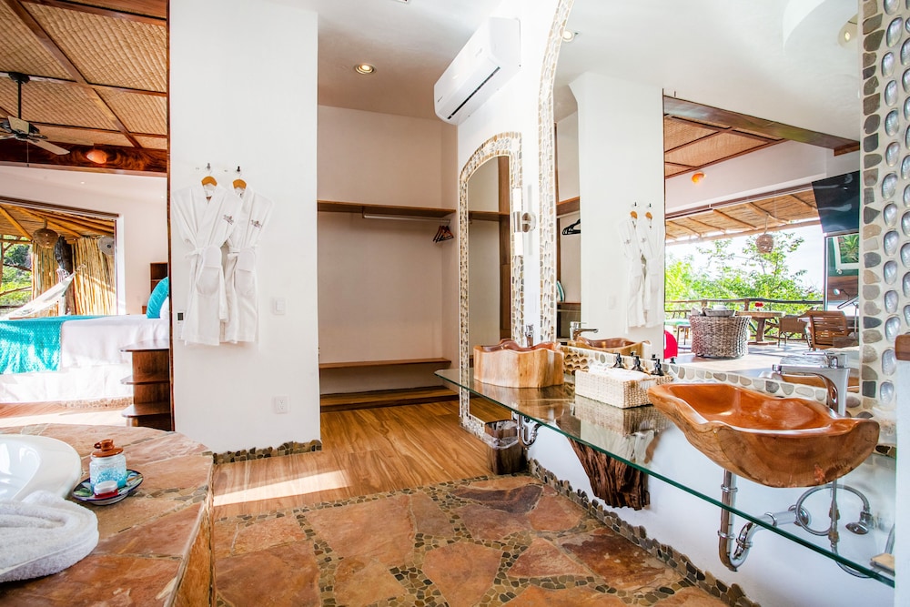 New Tower-hummingbird Love Nest Ocean View