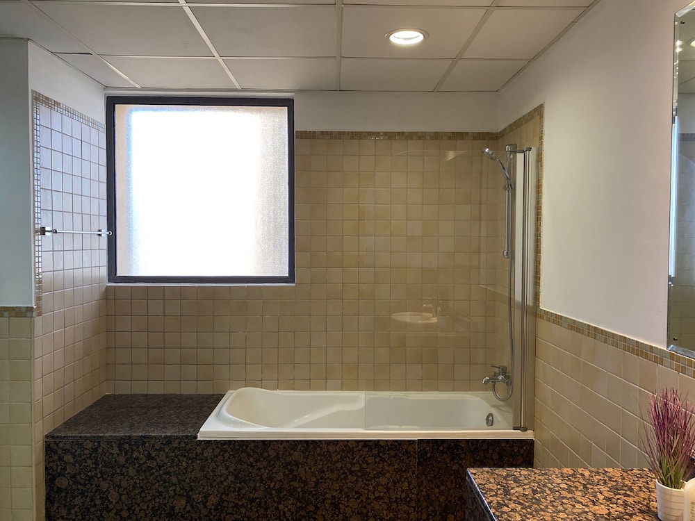 Single bed in a Comfort Shared Dormitory. Men only. Max 4 people, Sea view photo 2