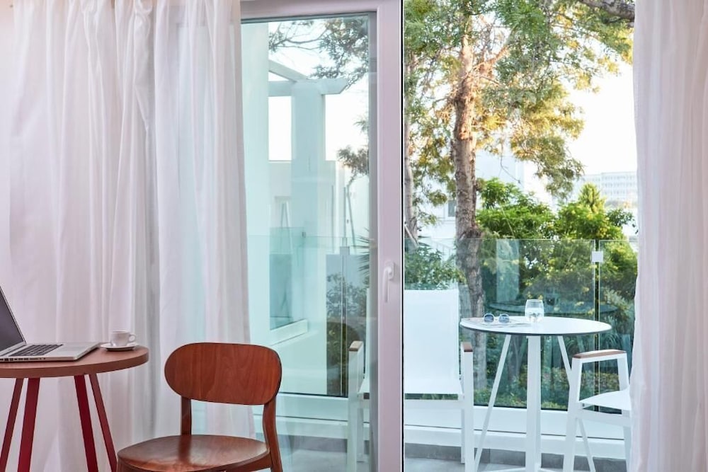 Two Bedroom Suite Pool View - Photo 3