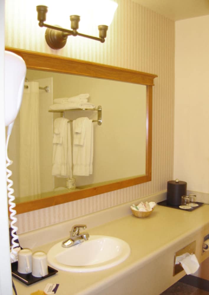 Grand Suite, 1 King Bed, Non Smoking, Kitchen (Coast Premium King Suite) - Photo 6