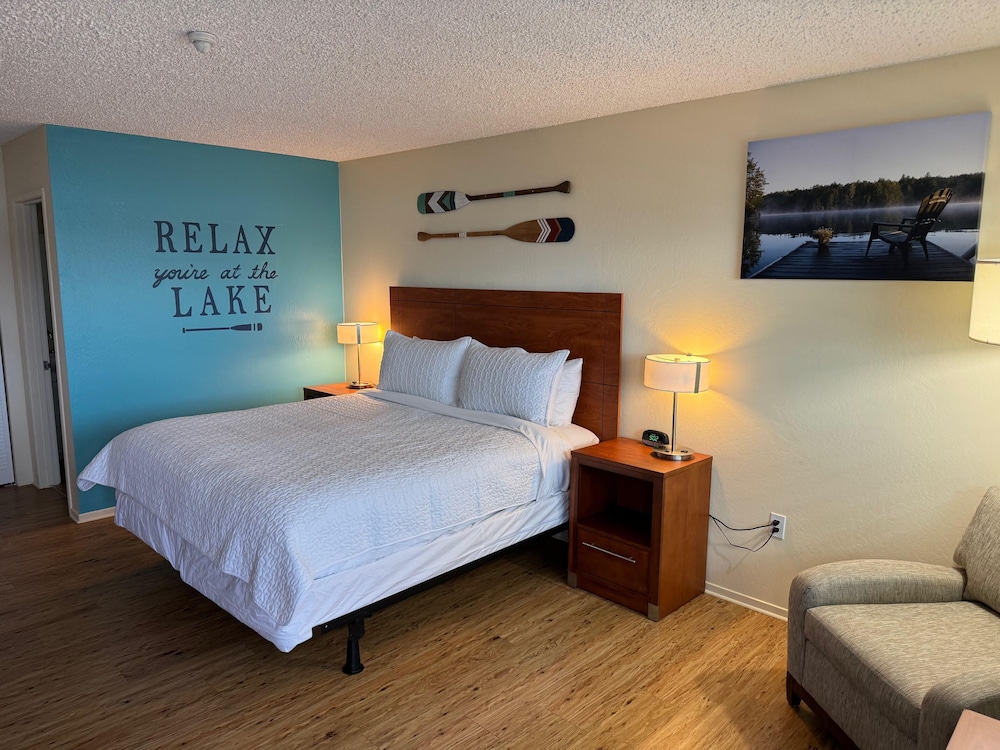 Standard Single Room, 1 King Bed, Lake View photo 1