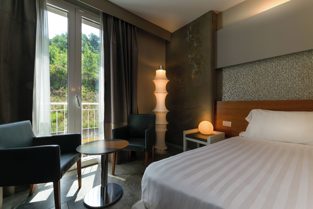 Deluxe Room, 1 King Bed - Photo 3