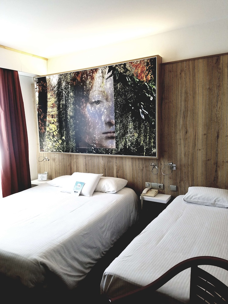 Standard Room, Multiple Beds - Photo 3