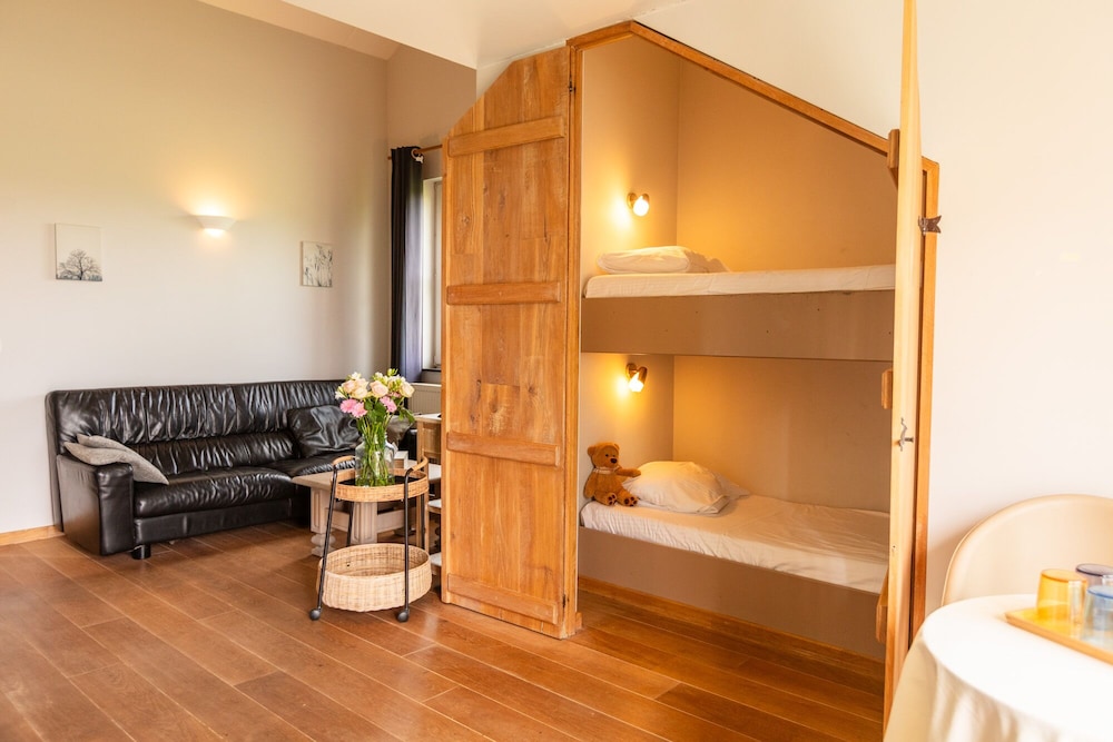 Room (5)