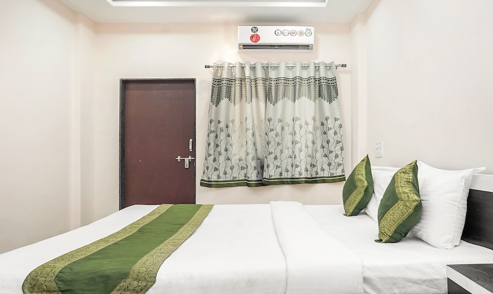 Standard Room, 1 Queen Bed photo 3