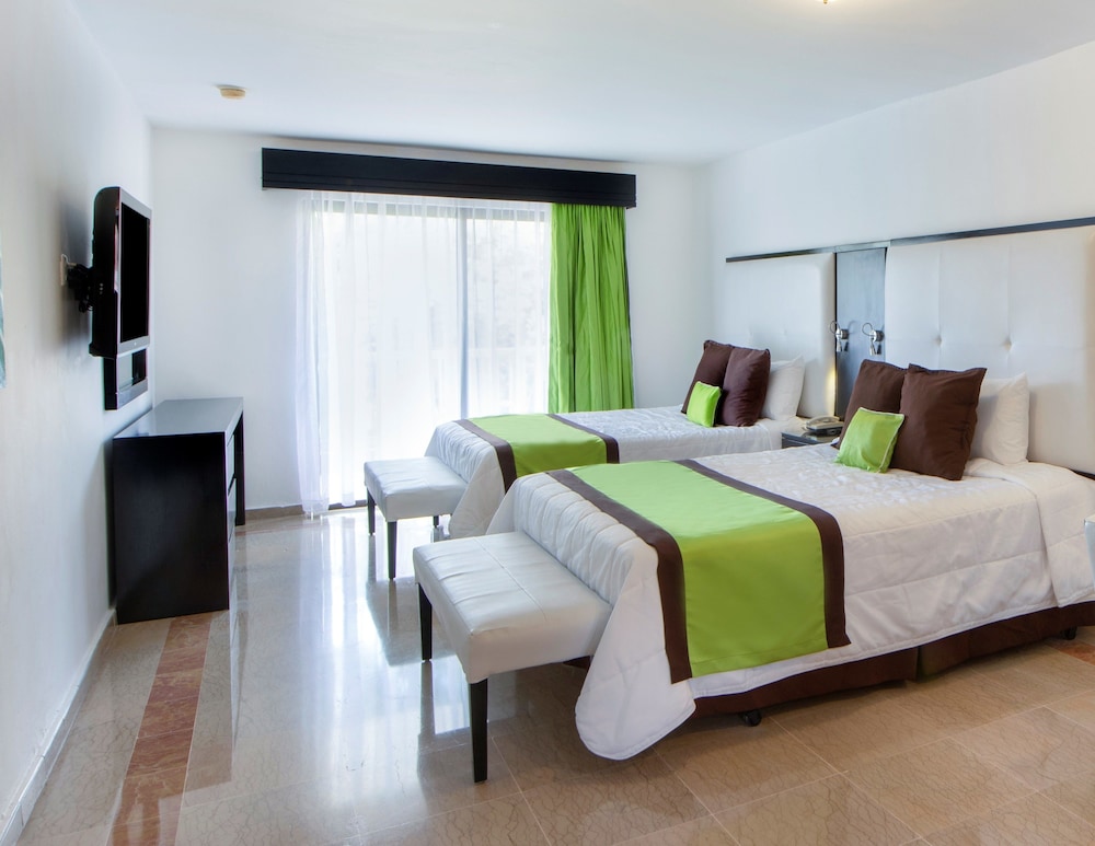 Superior Ocean View, 2 Queen Beds, Non-Smoking photo 3