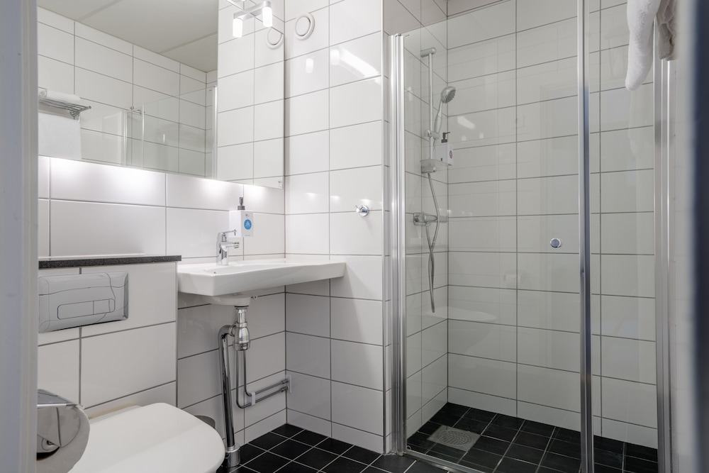 Single Room, No Windows (Compact) - Photo 2