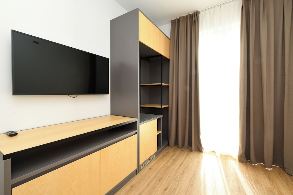 Family Suite, Multiple Beds, Non Smoking, Kitchenette - Photo 1