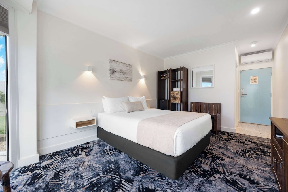 Deluxe Room, 1 Queen Bed, Garden View - Photo 5