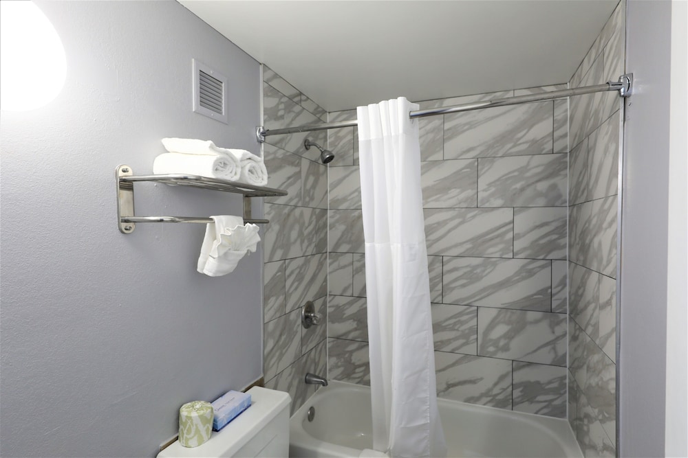 Room, 1 Queen Bed, Microwave - Photo 5