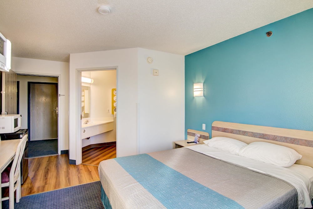Standard Room, 1 Queen Bed, Non Smoking, Refrigerator & Microwave - Photo 3