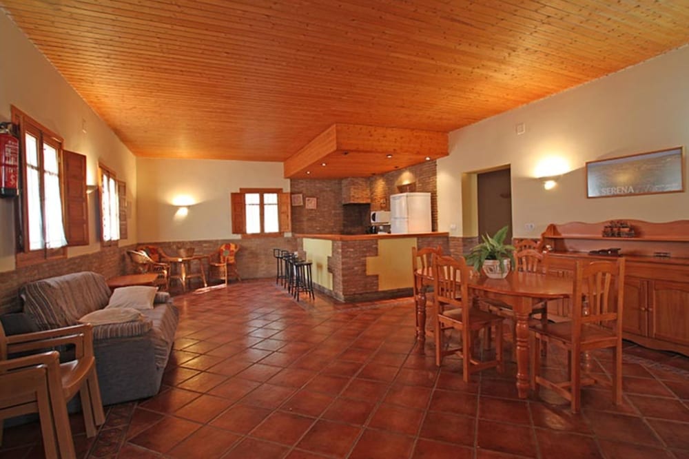 House, 2 Bedrooms photo 2