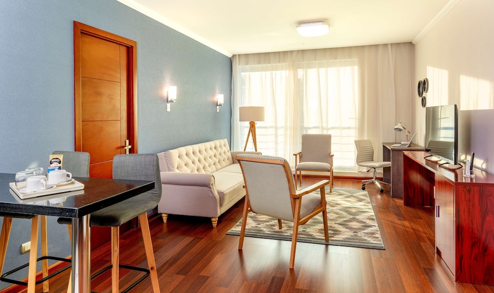 Premium Suite, 1 Queen Bed, Non Smoking, Kitchenette (Living Room) - Photo 1